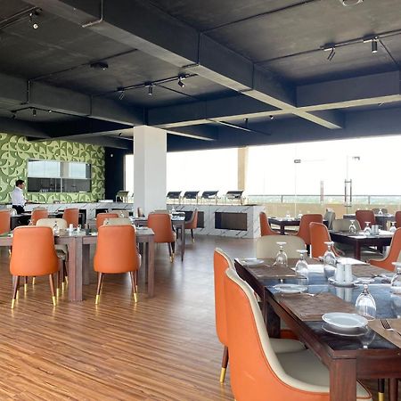 Ocean Breeze - Udaya Luxury Apartments Negombo Bagian luar foto