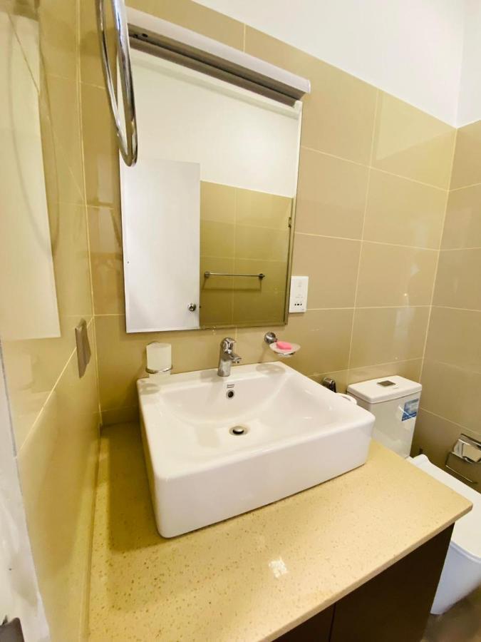 Ocean Breeze - Udaya Luxury Apartments Negombo Bagian luar foto