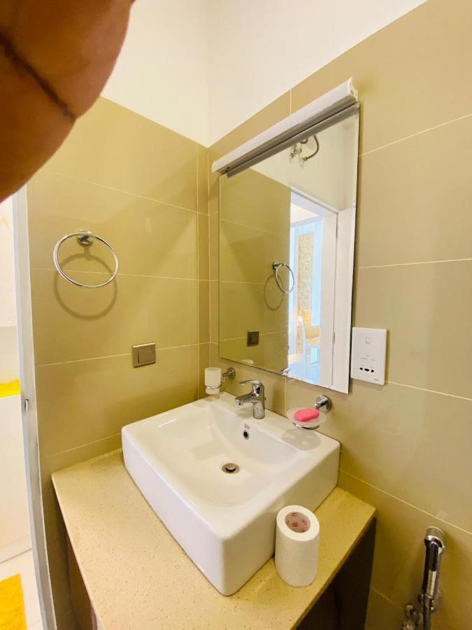 Ocean Breeze - Udaya Luxury Apartments Negombo Bagian luar foto