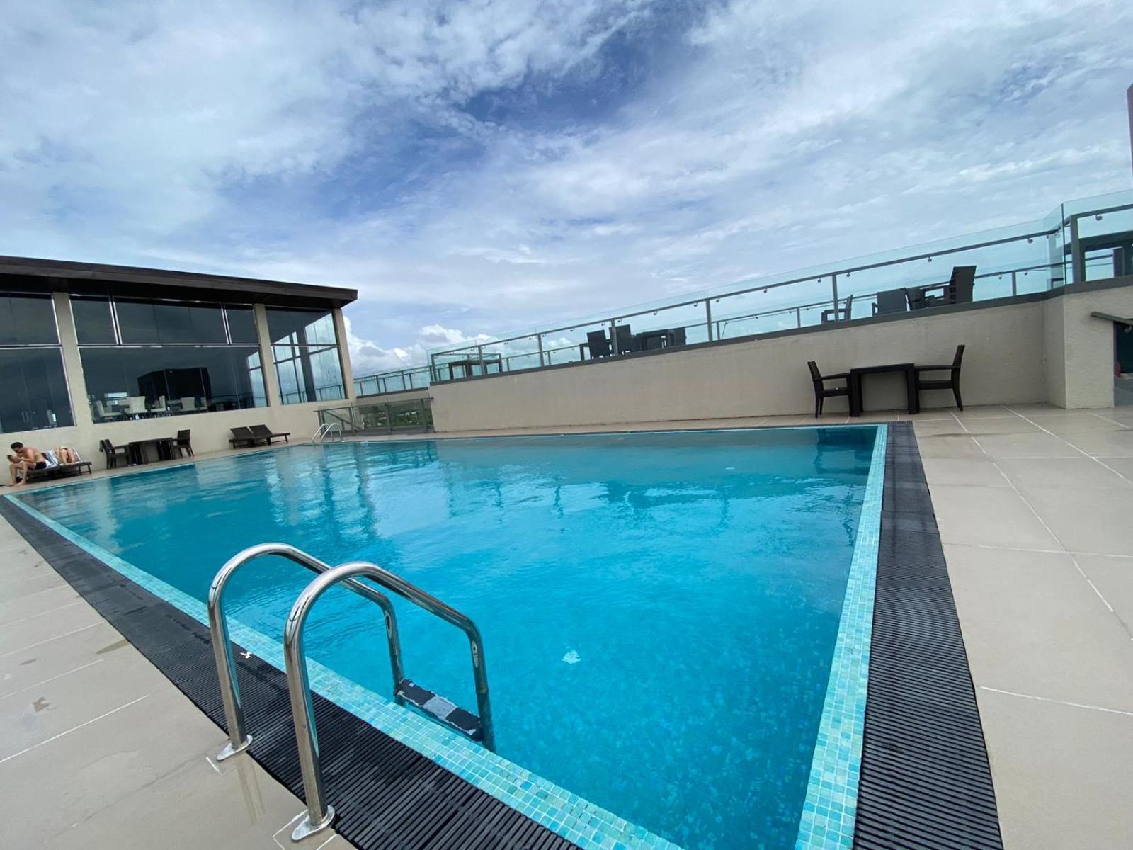 Ocean Breeze - Udaya Luxury Apartments Negombo Bagian luar foto