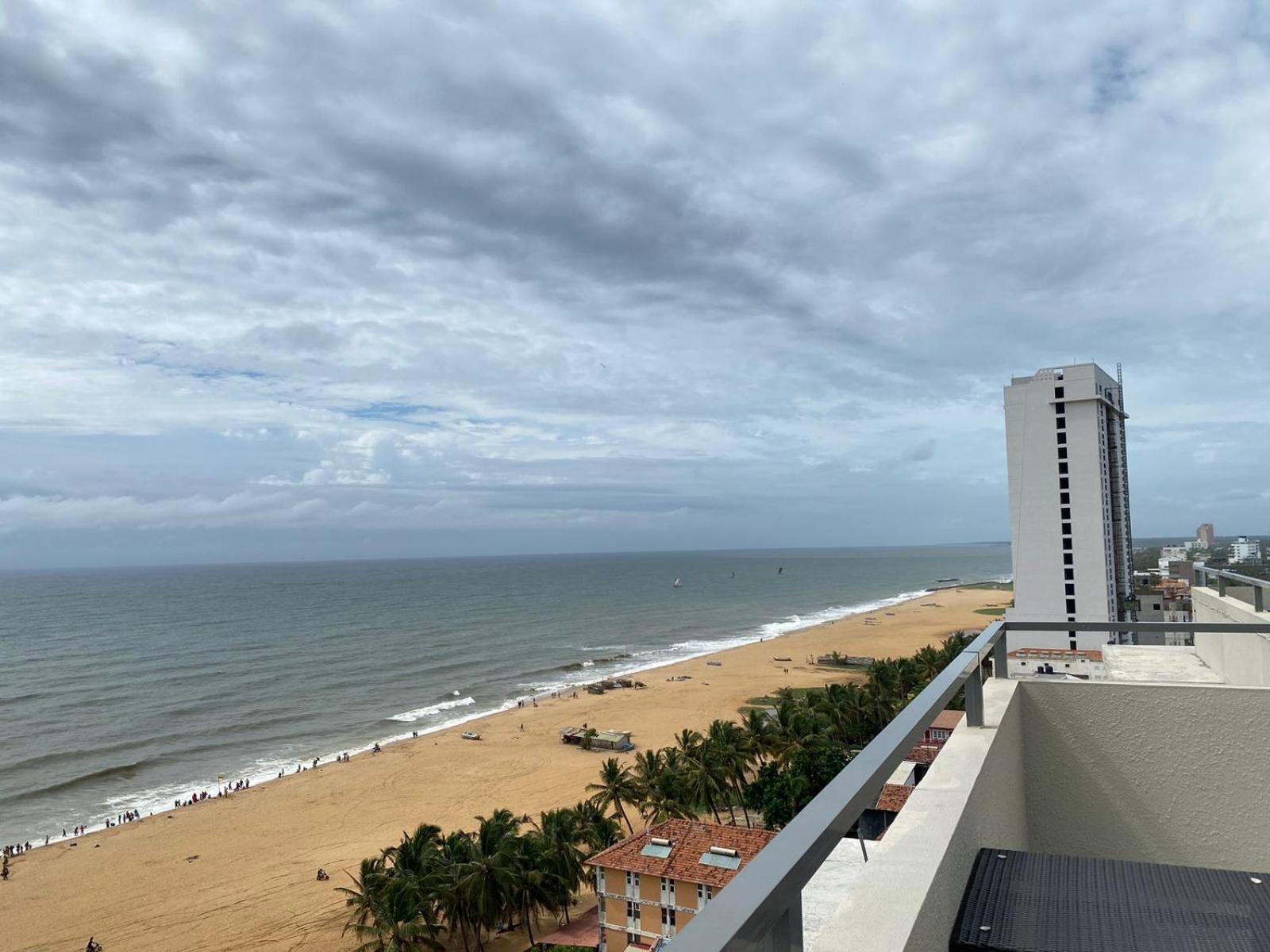 Ocean Breeze - Udaya Luxury Apartments Negombo Bagian luar foto